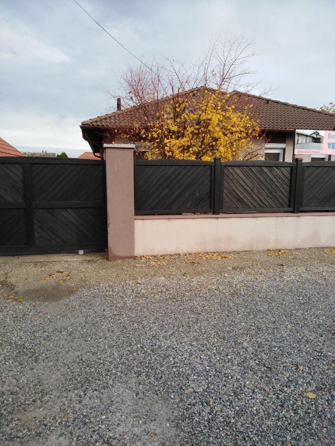 Boglarka Vendeghaz Apartment Mosonmagyarovar Bagian luar foto