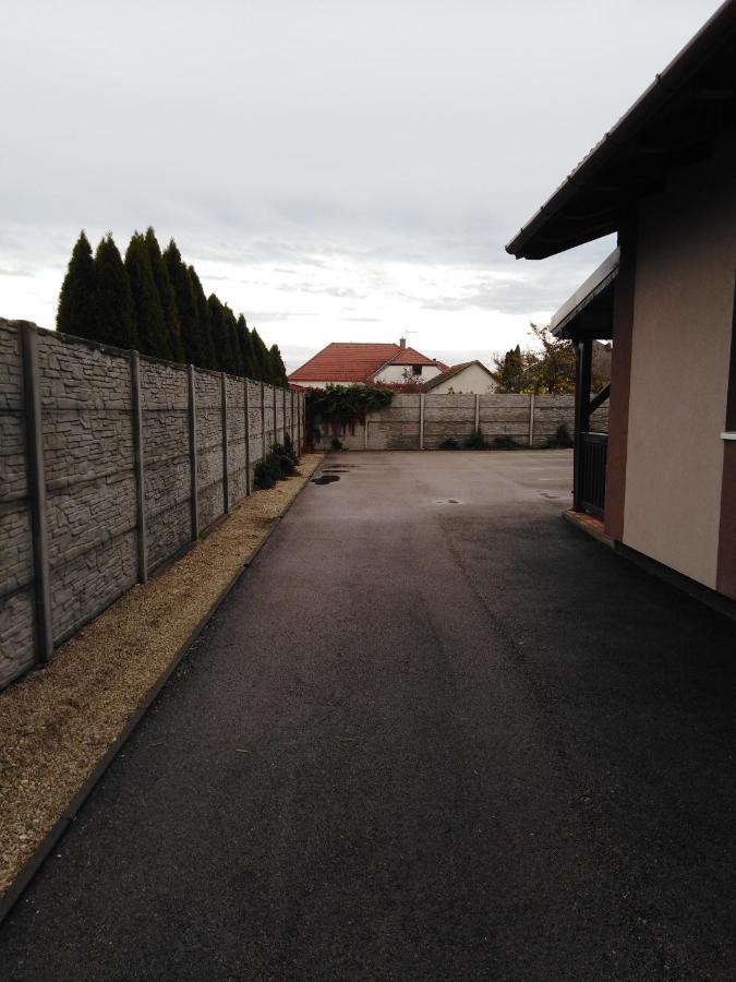 Boglarka Vendeghaz Apartment Mosonmagyarovar Bagian luar foto